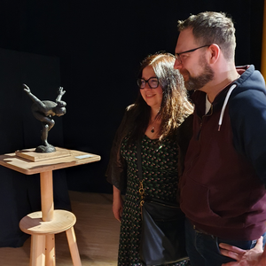 De serie gaat over de steeds groter wordende kloof tussen  mens en natuur, waarbij mensen zich boven andere levende wezens zijn gaan plaatsen en daarmee de aarde schade toe brengen.

Maar wat kunnen we juist van dieren leren? Elk beeld daagt de kijker uit om zich in het perspectief van een dier te verplaatsen.