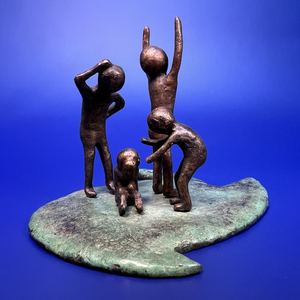 Mijn werk in brons gaat over de 'Human Condition'. 
Schaduwstukken krijgen vorm en worden in het licht gezet. 
Vaak komt er een 'kleintje' terug in mijn werk. 
Ze staat voor het kwetsbare, vaak verborgen deel in een mens, waar mijn hart naar uit gaat.