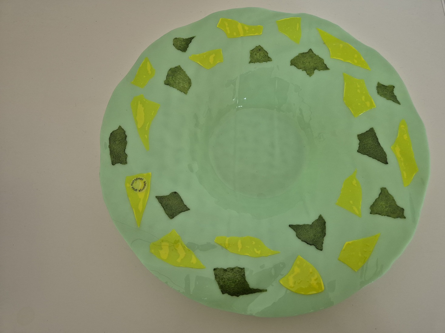 Lichtgroene schaal met accenten