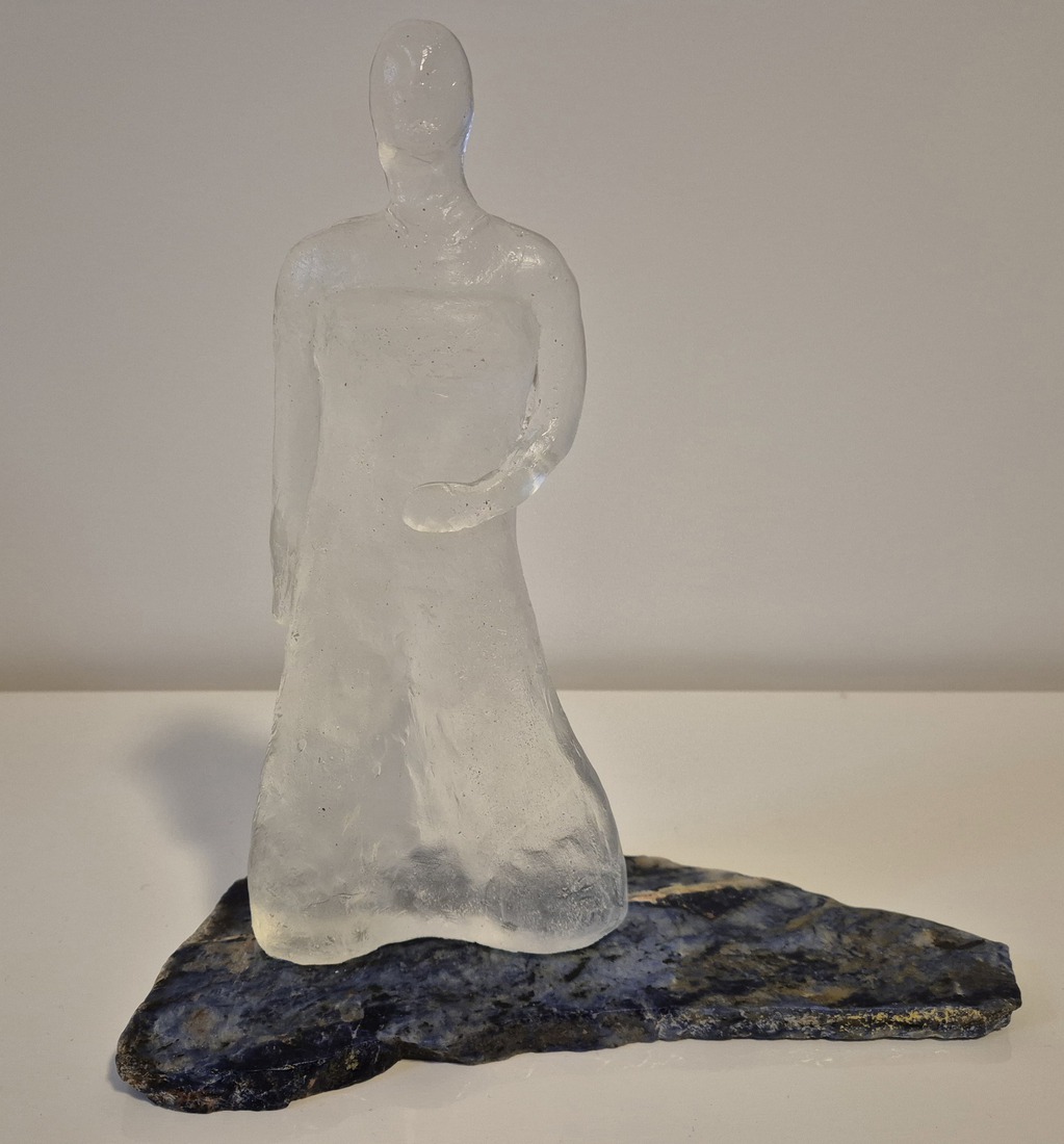 Vrouw op sodaliet steen