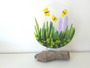 Abstracte en realistische kunstwerken van planten en dieren.