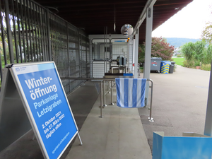 Installatie van bewerkte badhanddoeken, tentoongesteld bij 