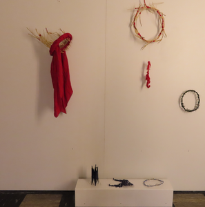 Doornenkronen gemaakt van diverse materialen voor de tentoonstelling 