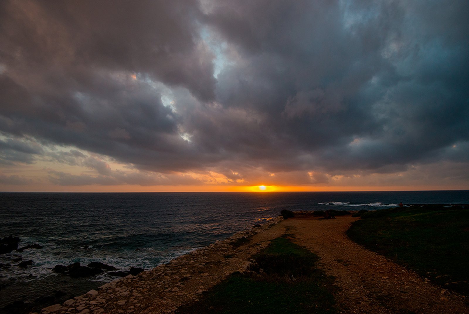 Kust bij zonsondergang