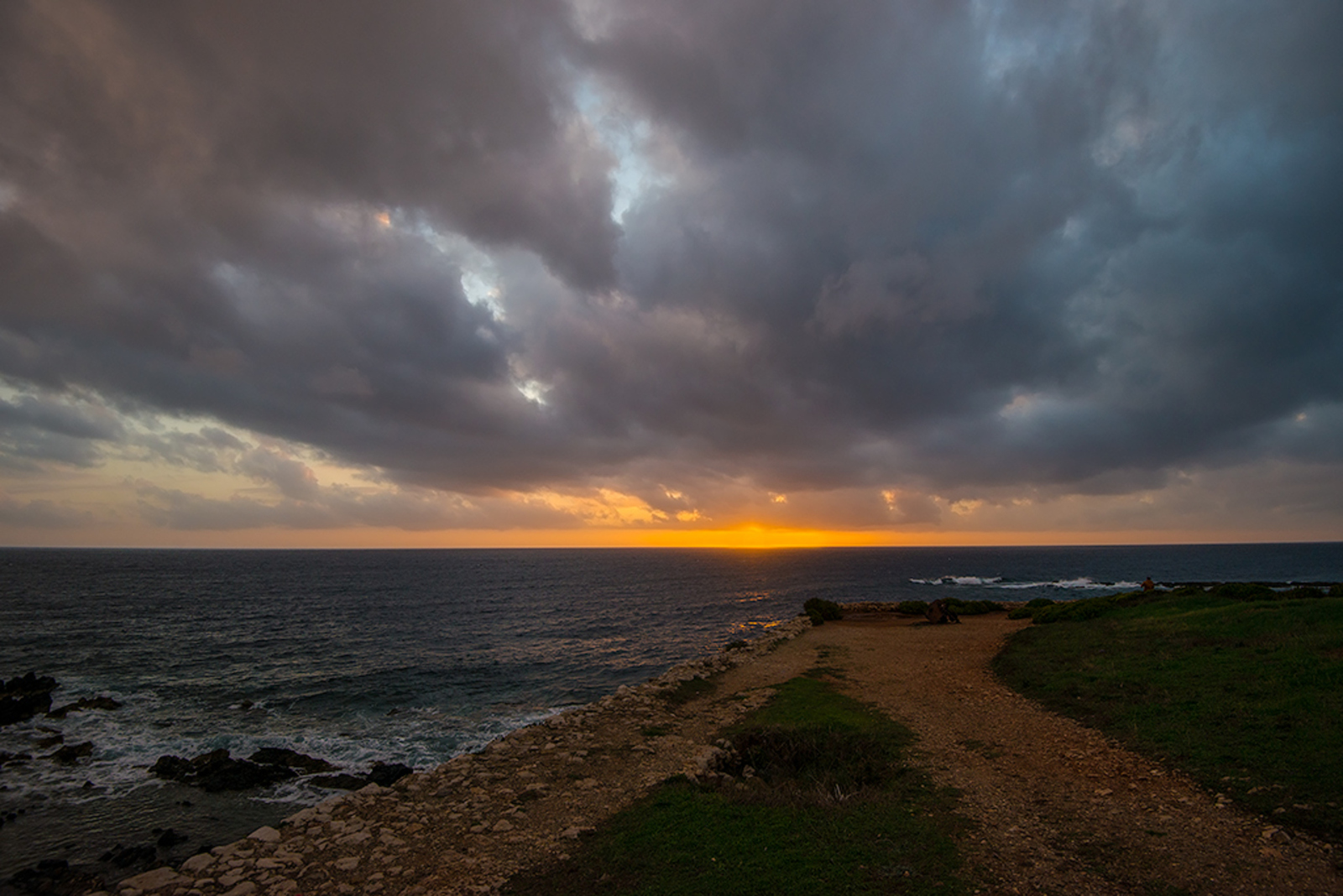 Kust bij zonsondergang