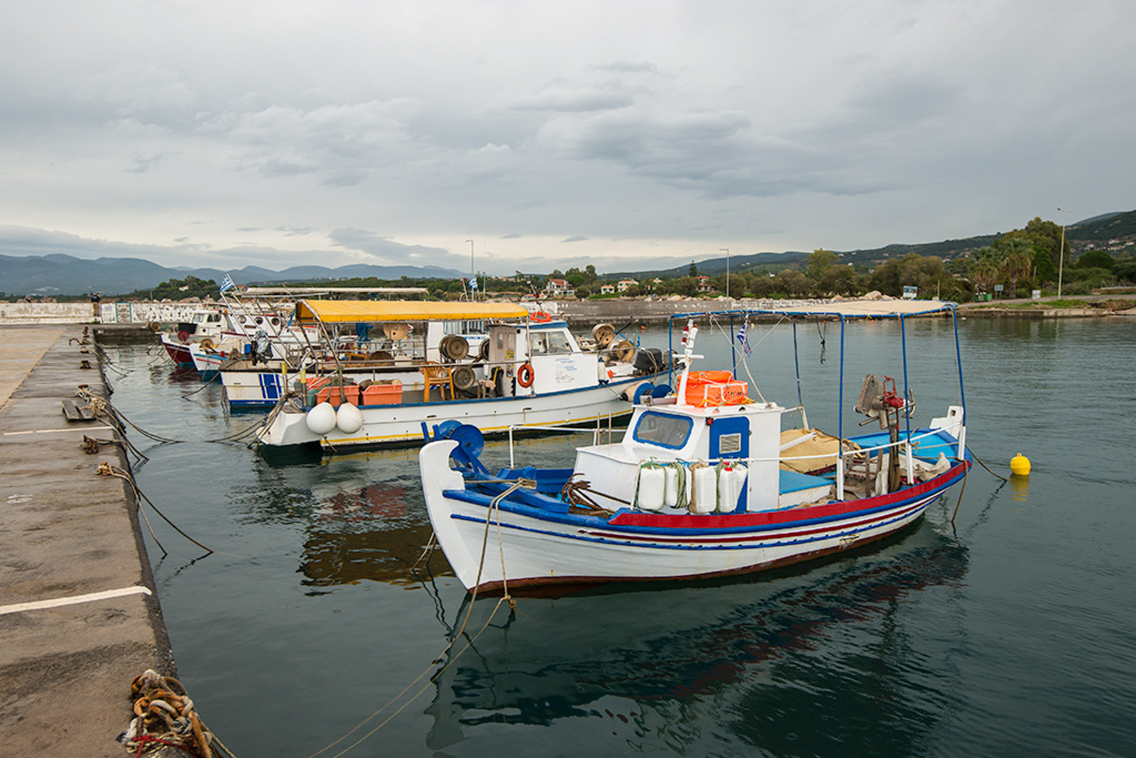 Vissersbootjes in haventje