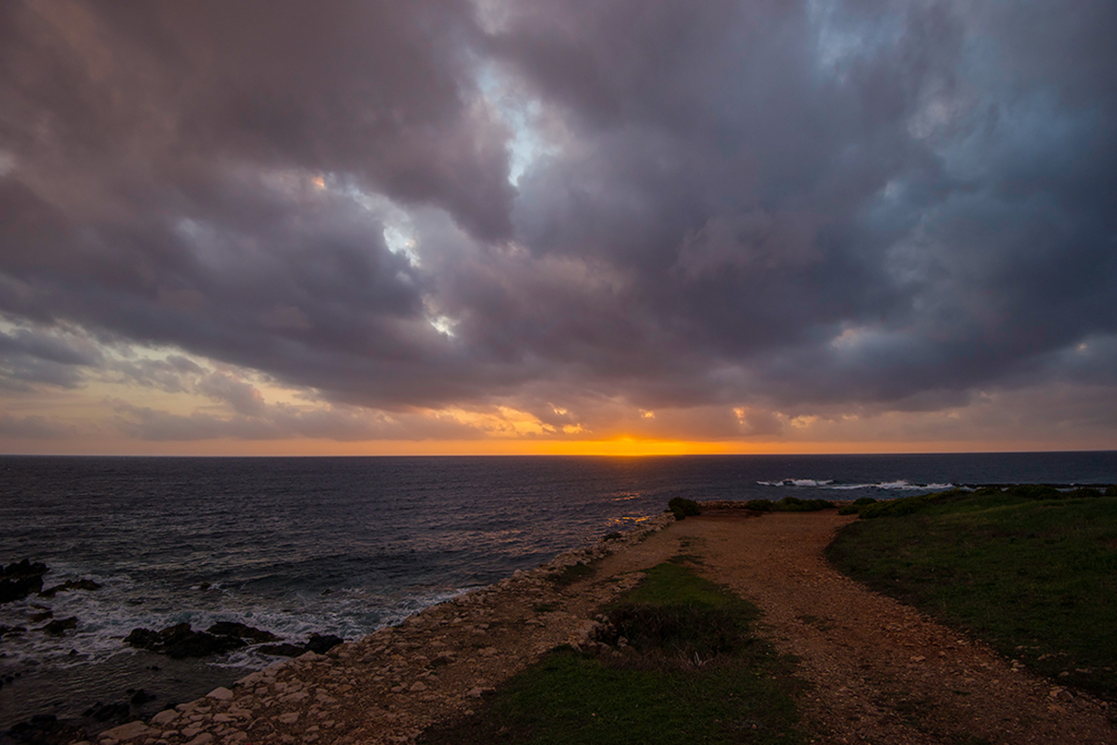 Kust bij zonsondergang