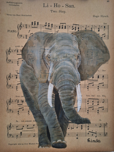 Olifant geschilderd op muziekblad met acrylverf voorzien van vernis.