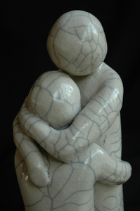 Figuratieve sculpturen al dan niet raku-gestookt of alleen geglazuurd.