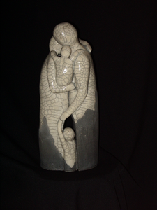 sculpturen van volwassenen met kinderen