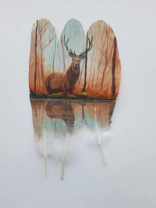 De veren zijn van te voren niet gelijmd of behandeld. Ze blijven bewegen tijdens het hele proces van het schilderen.
Er worden alleen veren die op het veld gevonden zijn, tijdens een wandeling.