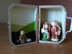 Verschillende kunstwerken, unieke objecten die als Kerstdecoratie gebruikt kunnen worden.