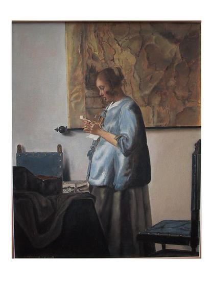 Brieflezende vrouw in het blauw