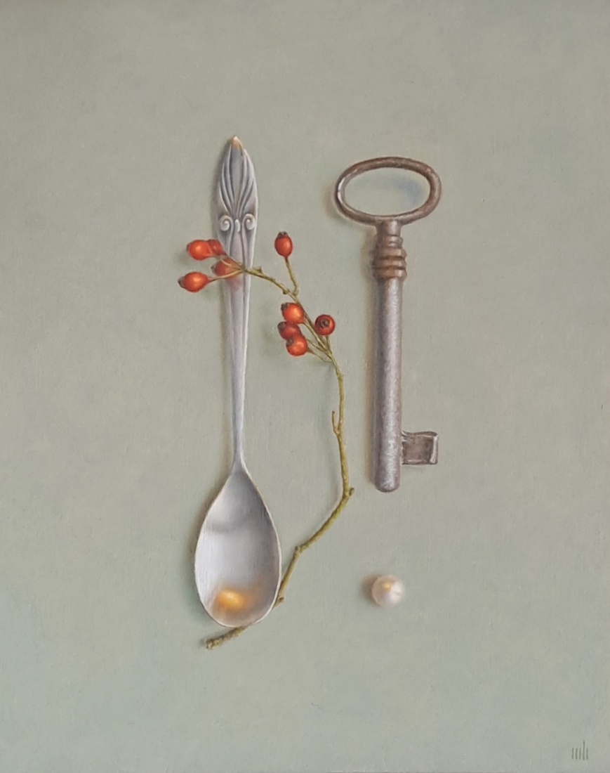 Theelepeltje en sleutel met rozenbotteltjes en parel