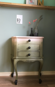 Bestaande objecten uit het verleden of heden die door mij bewerkt zijn met diverse media. Pimp the Past noem ik deze collectie en bestaat uit o.a. kleine kastjes, vazen, houten maskers en andere voorwerpen die ik een tweede leven gun.