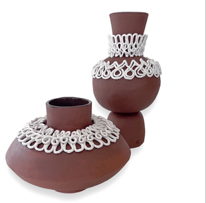 Mijn handgevormde schalen, vazen en objecten zijn gemaakt van steengoed, soms gecombineerd met porselein.

Inspiratie haal ik uit natuur, architectuur en historische kledingvormen zoals de molensteenkraag, kantenkragen en de kaapjes. Kenmerkend is de balans tussen contrast, eenvoud en verfijning.