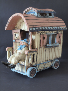 Er zijn zoveel mogelijkheden, je raakt nooit uitgeleerd.
In de loop der jaren heb ik mijn eigen stijl ontwikkeld die ik ook in andere werken wil laten zien dan vazen, schalen, objecten of schapen.