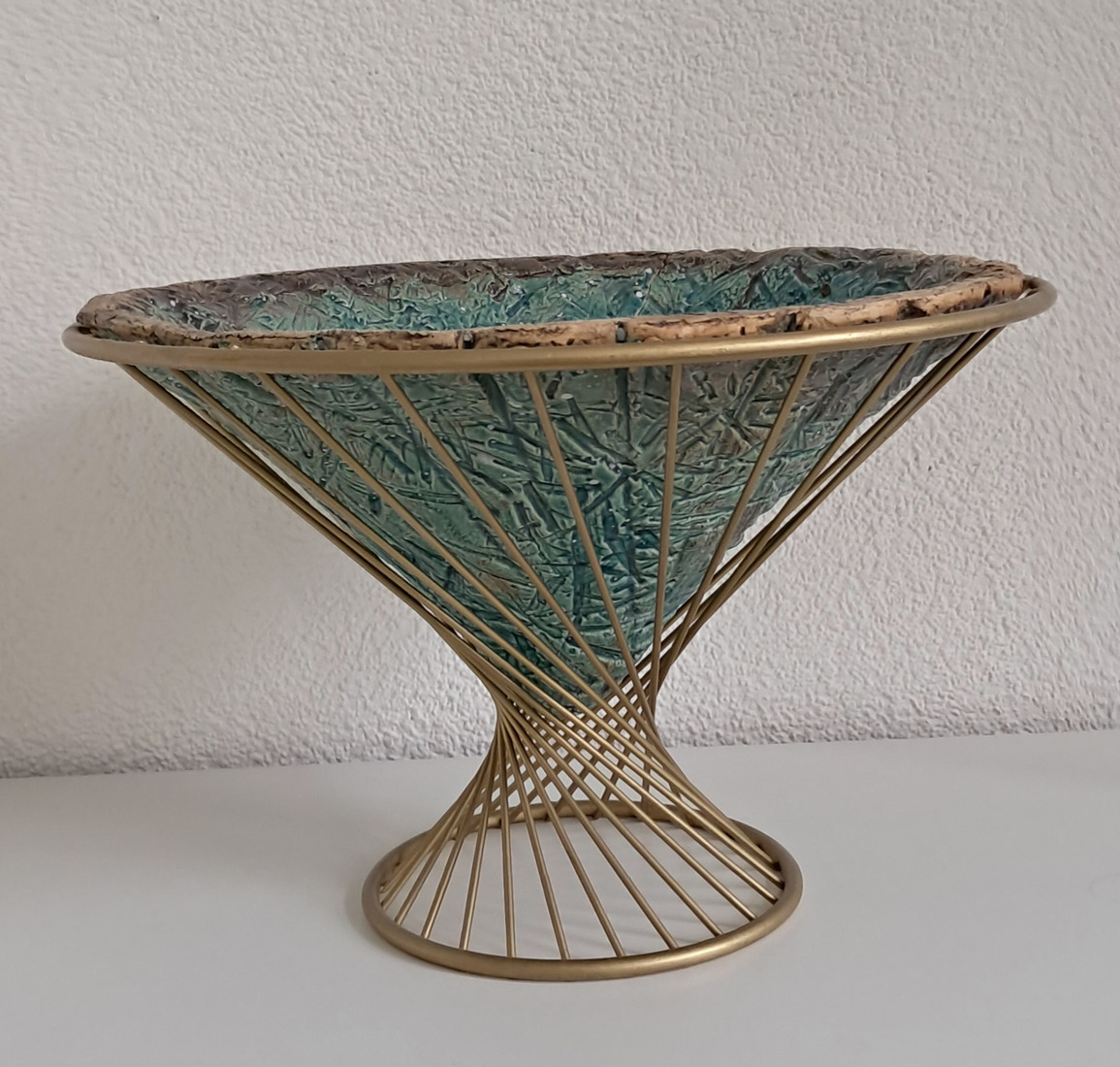 Punt schaal in metalen vorm 