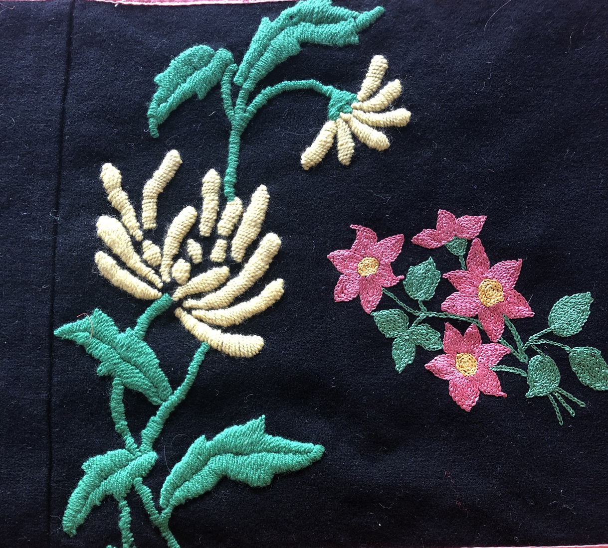 Witte bloem en roze bloem combinatie