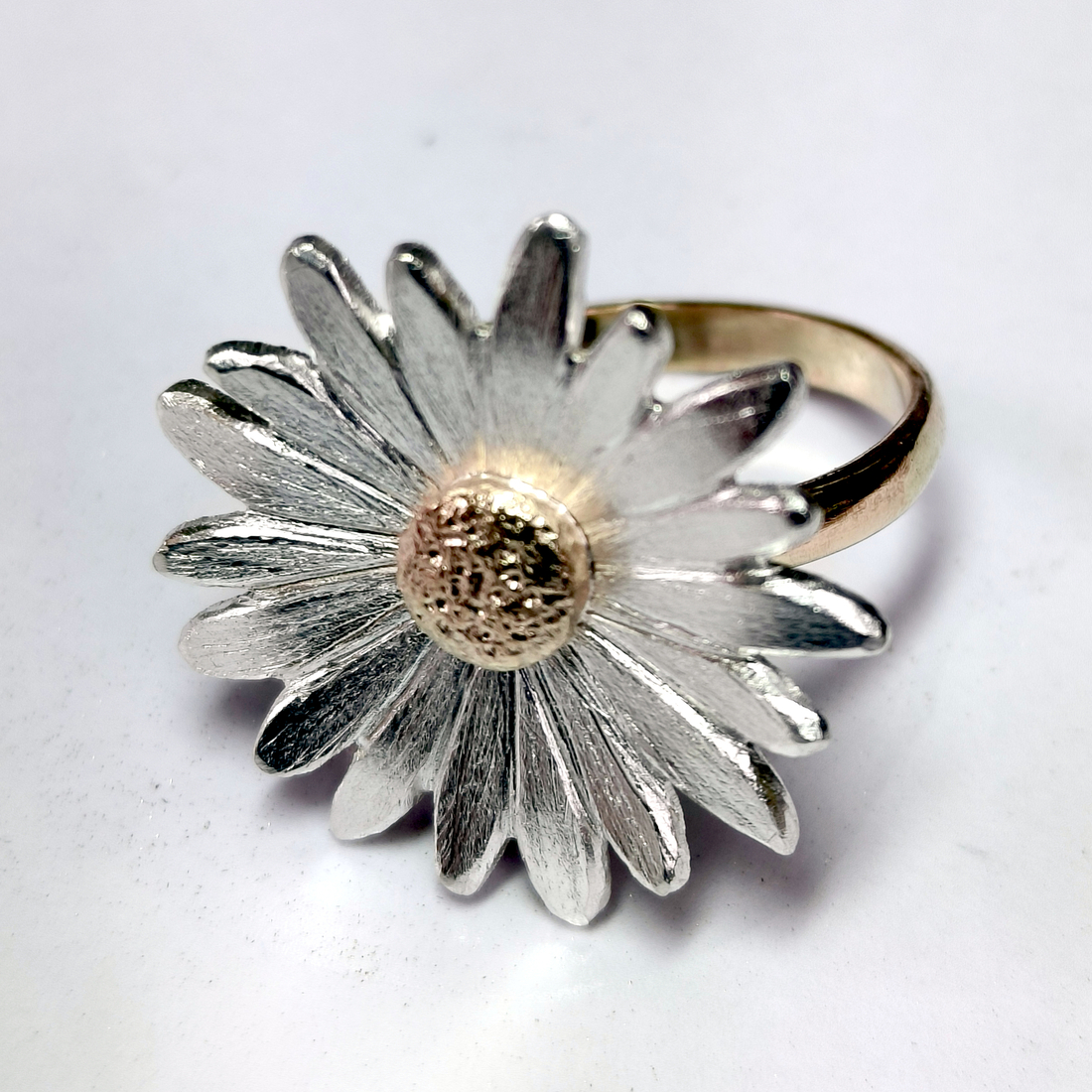 goud/zilveren ring met margriet bloem