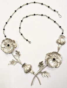 Handgemaakte zilveren en gouden sieraden