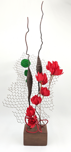 Mix van verschillende materialen en kunstbloemen samen gebracht tot een geheel.