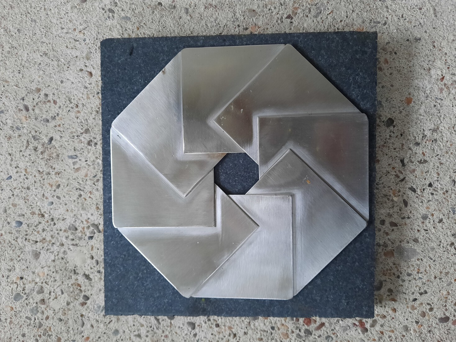 vrije vorm met rvs vierkant op hardsteen 1.