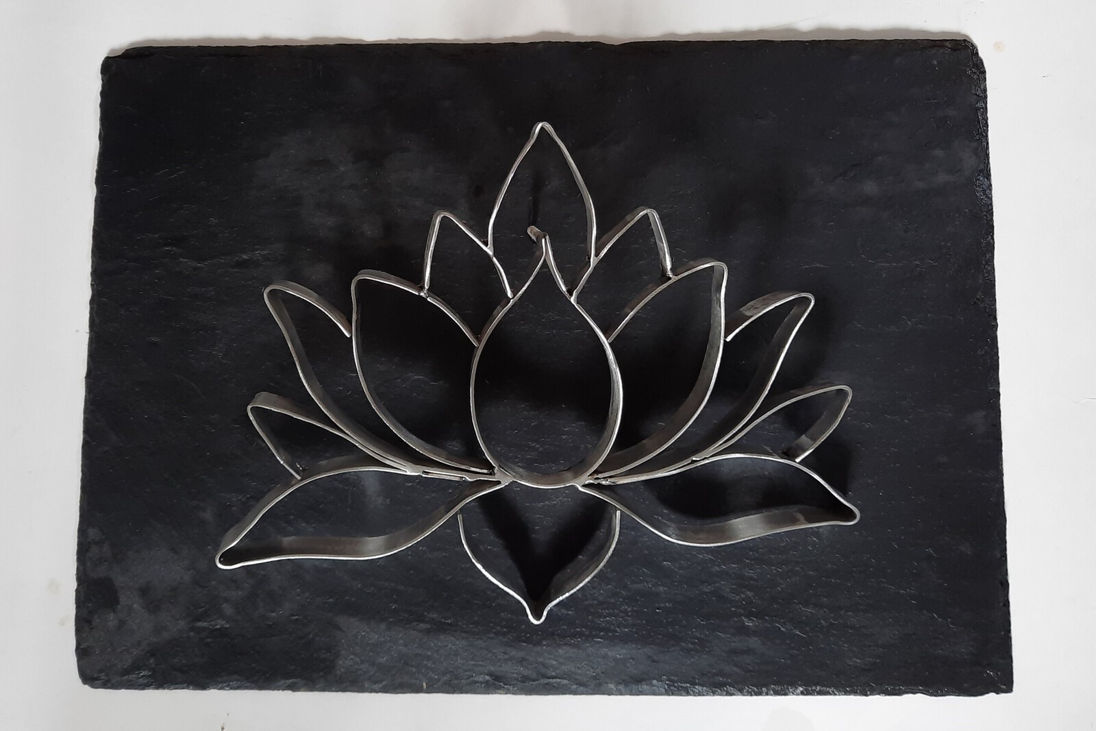rvs lotusbloem op leisteen