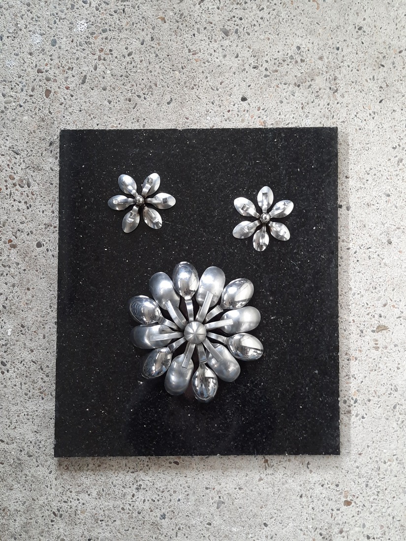 drie rvs lepelbloemen op hardsteen