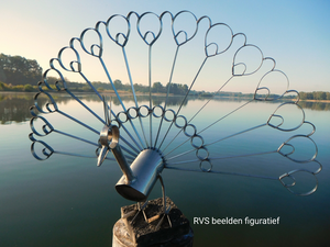 roestvrijstalen figuratieve beelden en objecten voor in de tuin en in huis.
Het zonlicht op het fraaie roestvrijstaal zorgt voor een prachtige blikvanger.