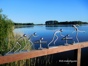 roestvrijstalen mensfiguren. Veelal afgebeeld in een sport of spel.