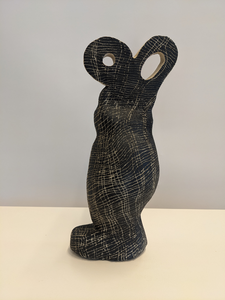 Objecten van keramiek, eenvoudig van vorm. Maar wel dat je blijft kijken en op zoek gaat naar herkenning; wat zie ik?