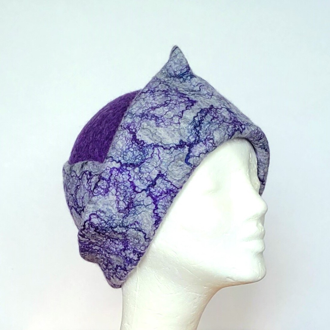 Paarse hoed met punt