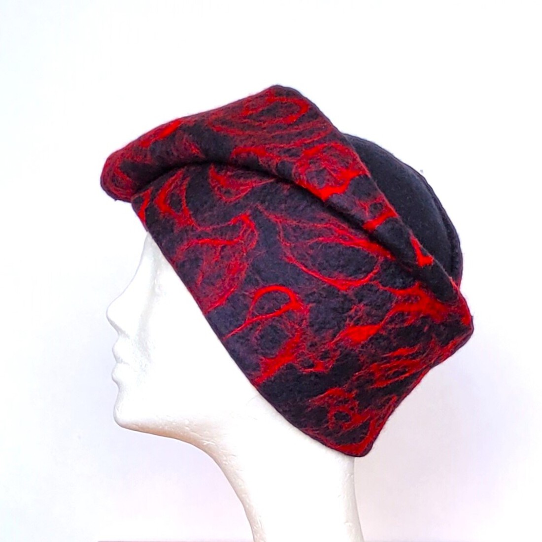 Zwarte hoed met rode effecten