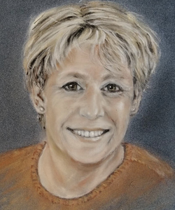 Een pastel portret maak ik op pastelmat.

Pastelmat is een zuurvrij karton met een fluweelachtig oppervlak. 
Ideaal voor pastelkrijt, pastelpotloden en panpastel. 
De pastel hecht hierop goed en laag voor laag ontstaat de tekening. Ik gebruik ook kwasten om te blenden. 
De tekening fixeer ik niet omdat ik dat ten koste vind gaan van de prachtige heldere kleuren.
De tekening blijft achter glas goed beschermd.

🔸De tekeningen zijn altijd met toestemming gepubliceerd



