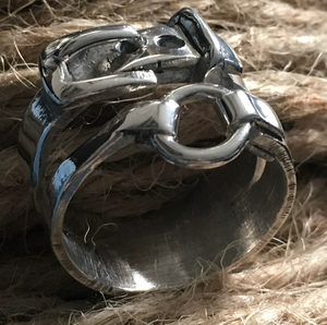 Deze sieraden worden gekenmerkt door hun vakmanschap, originaliteit en aandacht voor detail