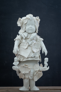 Deze beelden kunnen verschillende vormen en onderwerpen hebben, variërend van klassieke sculpturen tot moderne abstracte ontwerpen. Ze worden met de hand vervaardigd en vervolgens gebakken op hoge temperaturen om hun stevigheid te garanderen.