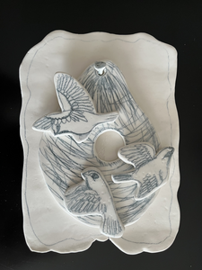 Diverse kunstwerken van porselein, sculpturen en kleine figuratieve beeldjes