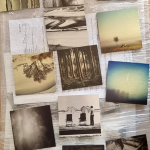 Kleine foto’s (10x10 cm) direct afgedrukt op geborsteld aluminium. 
