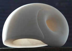 Albast is een zachtere steensoort die heel mooi licht doorlaat. De beelden zijn daardoor zeer geschikt voor binnen.