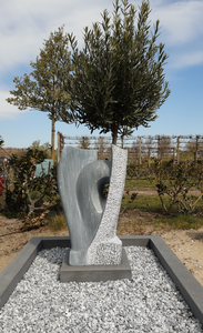 In overleg met de opdrachtgever maak ik een persoonlijk grafmonument of een gedenksteen.
