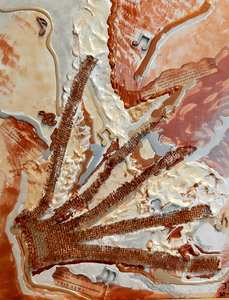 Schilderijen waarbij verschillende materialen zijn gebruikt, zoals gesso voor verdikking, jute, tekstlint, houten figuurtjes, eierdozen