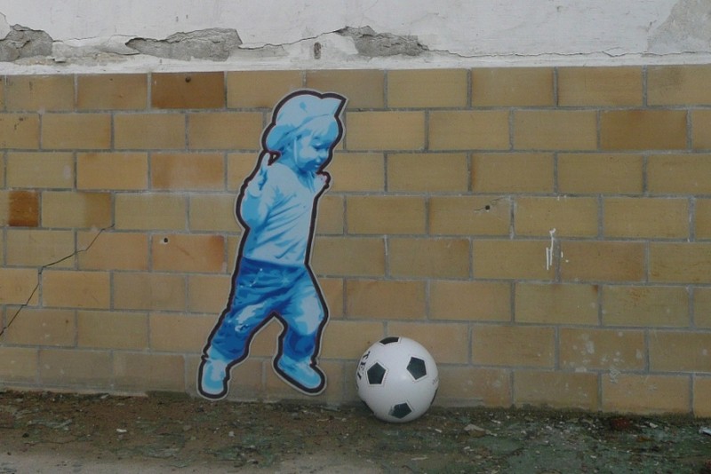 Voetballen op een bouwterrein (deel)