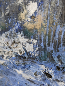 Kalkpleister kunstwerk met pigmenten en mineralen op een houten basis