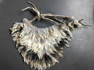 wanddecoraties gemaakt van ruwe schapenwol gecombineerd met vondst uit de natuur