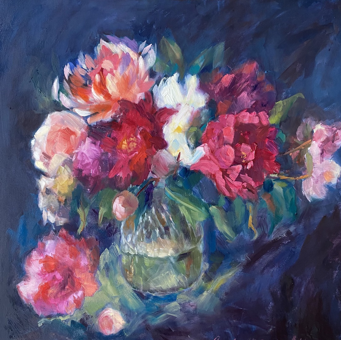 Expressieve pioenrozen in een glazen vaas