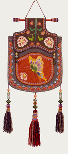 Wandobjecten met applicaties en borduurwerk