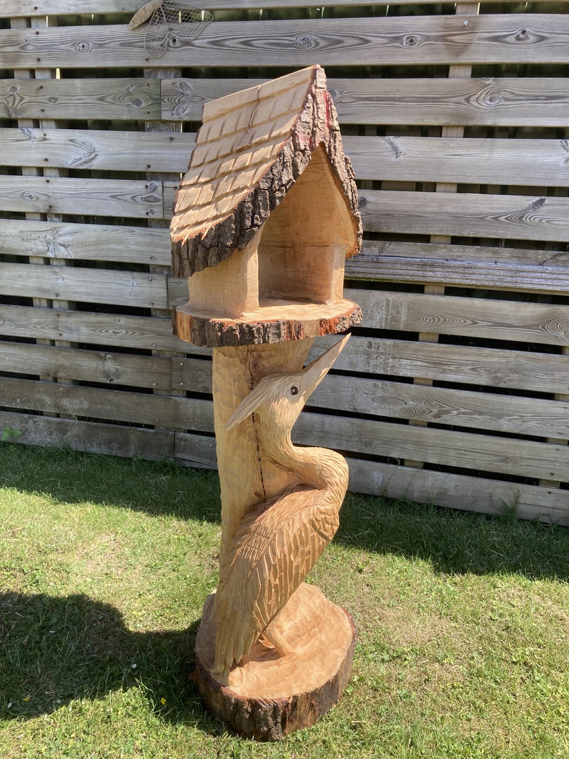 Vogelvoederhuisje met reiger in stam