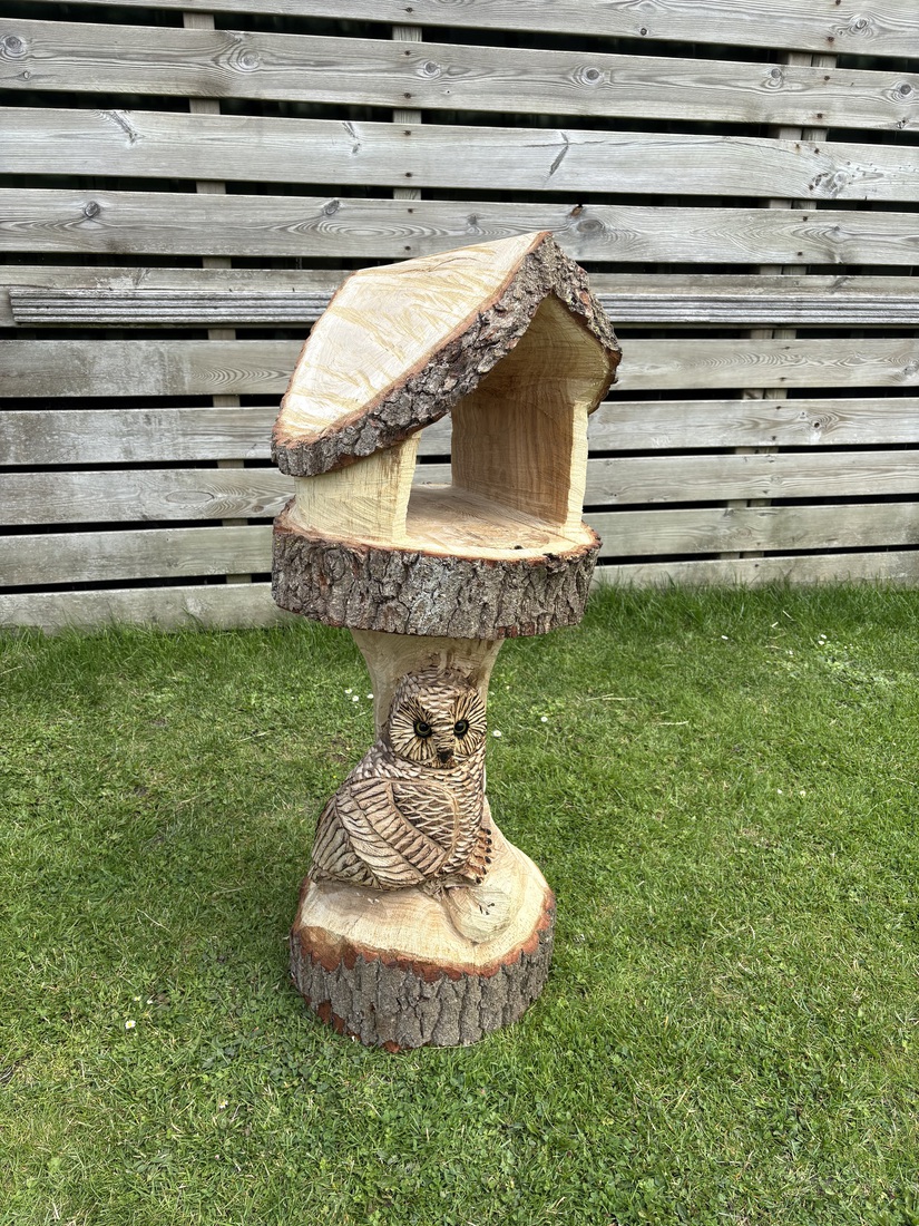 Vogelvoederhuis met uil er onder