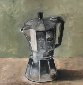 Stillevens van alledaagse objecten die een rustige, huiselijke en intieme sfeer uitstralen en uitnodigen tot vertraging en aandacht voor het kleine moment.